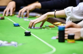 Những thủ thuật hấp dẫn bạn cần sử dụng khi chơi Poker