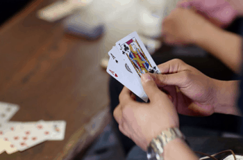 Những tay chơi Poker chuyên nghiệp chơi Poker thế nào?