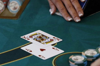 Tân thủ cần có kinh nghiệm phán đoán bài nếu muốn chiến thắng khi chơi Blackjack