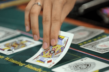 Làm thế nào để kiếm tiền lớn trong Poker online