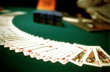 Poker là game bài cá cược ra đời và sao nó có thể thu hút được nhiều người chơi?