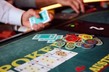 Trong Poker thì những tay bài có thứ bậc như nào và nó có khó như lời đồn?